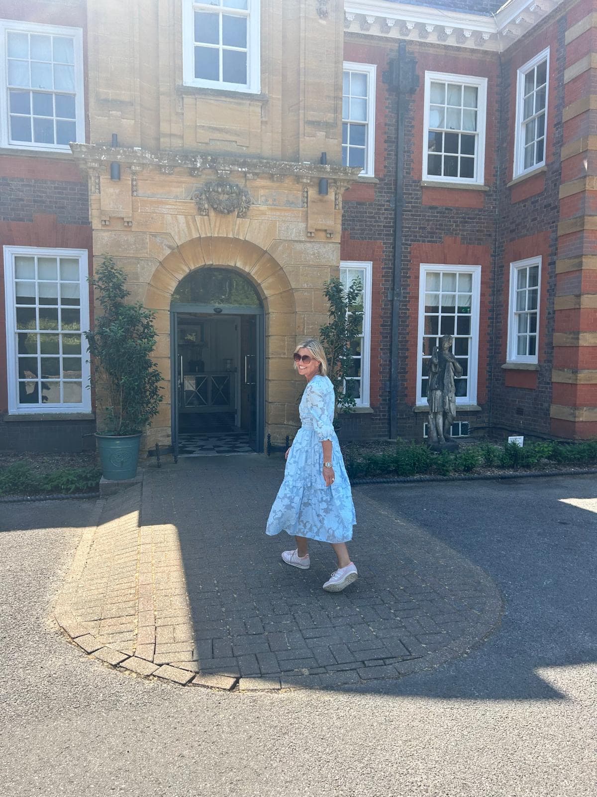 Jane arriving at a summer wedding venue